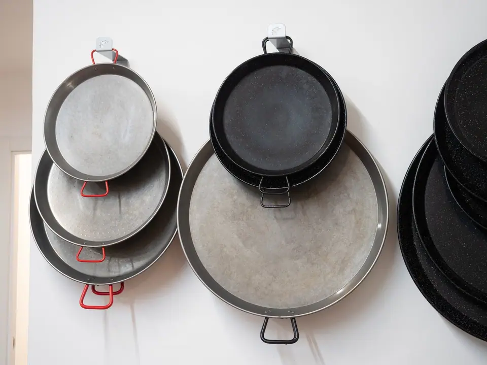 Czym się różni patelnia ceramiczna od teflonowej? Praktyczny przewodnik