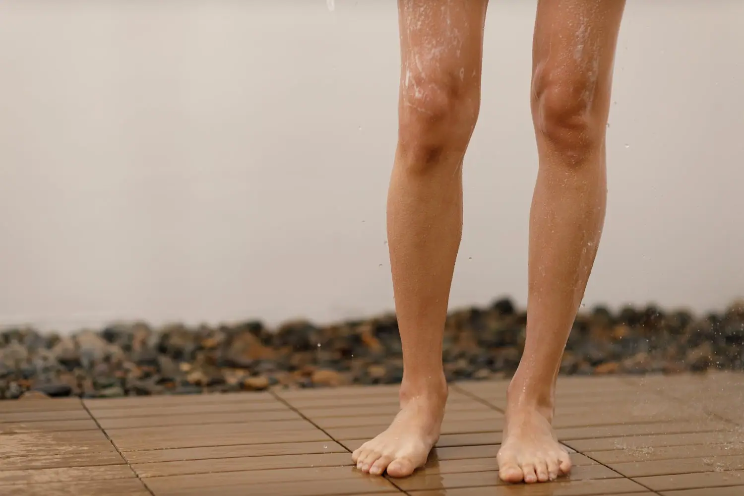 Dlaczego puchną nogi wieczorem? Przyczyny i naturalne sposoby na obrzęki