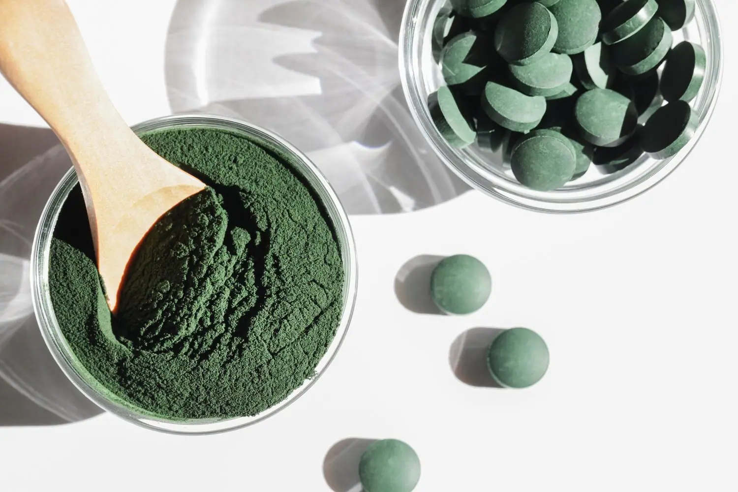Czym różni się spirulina od chlorelli? Porównanie superfoods w suplementacji