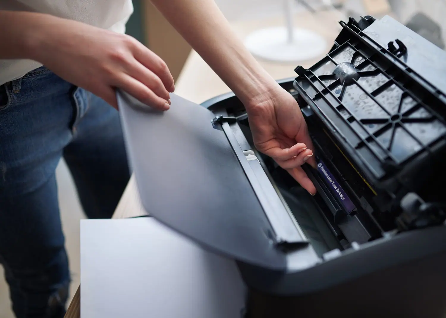 Jak wymienić toner w drukarce laserowej? Praktyczna instrukcja dla wszystkich modeli